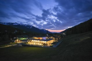 Blick auf das HUBERTUS Mountain Refugio Allgäu bei Sonnenuntergang in Balderschwang.