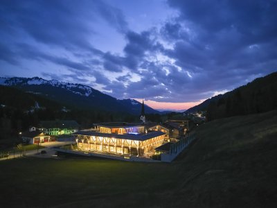 Blick auf das HUBERTUS Mountain Refugio Allgäu bei Sonnenuntergang in Balderschwang.