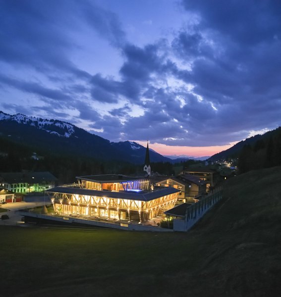Blick auf das HUBERTUS Mountain Refugio Allgäu bei Sonnenuntergang in Balderschwang.