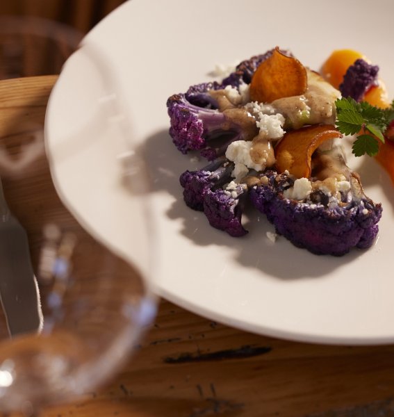 Eine Speise im Restaurant des HUBERTUS Mountain Refugio Allgäu in Balderschwang.