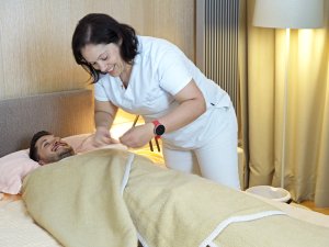 ein Gast mit einer Mitarbeiterin bei einer Schrothbehandlung im Hotel Allgäu Sonne in Oberstaufen