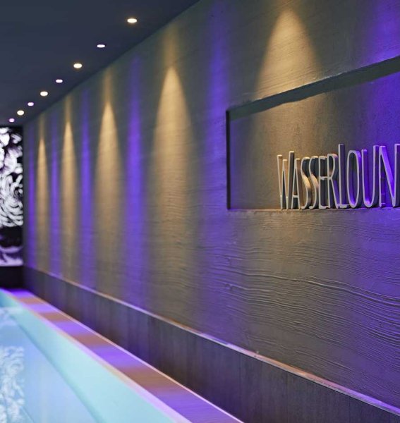 Blick auf den Innenpool im Hotel Rosentock in Fischen.