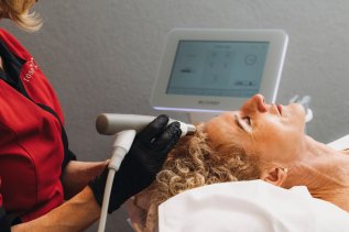 Ein Gast bekommt eine Kosmetik Behandlung im Rosenalp Gesundheitsresort & Spa in Oberstaufen.