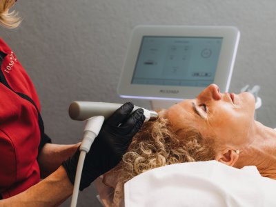 Ein Gast bekommt eine Kosmetik Behandlung im Rosenalp Gesundheitsresort & Spa in Oberstaufen.