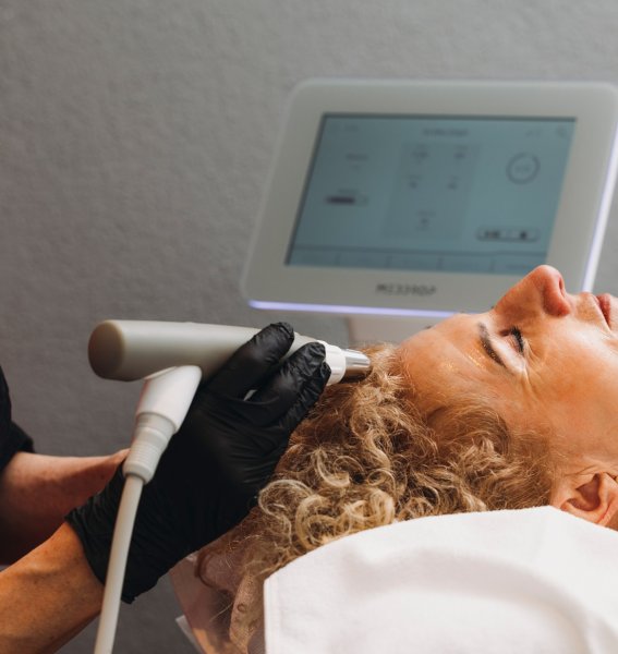 Ein Gast bekommt eine Kosmetik Behandlung im Rosenalp Gesundheitsresort & Spa in Oberstaufen.