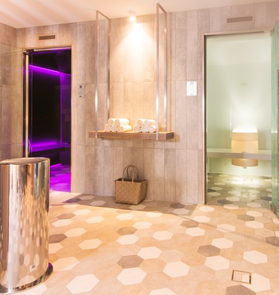 Einblick in den modernen Spa Bereich im  Hotel Hahnenköpfle in Oberstdorf