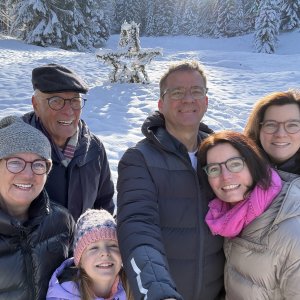 Hoteliersfamilie vom Hotel Hahnenköpfle in Oberstdorf vor einer verschneiten Landschaft