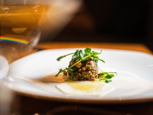 Ansprechend angerichtete Speise im Biohotel Eggensberger in Hopfen am See / Füssen