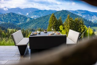 Blick auf einen gedeckten Tisch am Schwalbennest in Haubers Naturresort in Oberstaufen.