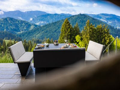 Blick auf einen gedeckten Tisch am Schwalbennest in Haubers Naturresort in Oberstaufen.