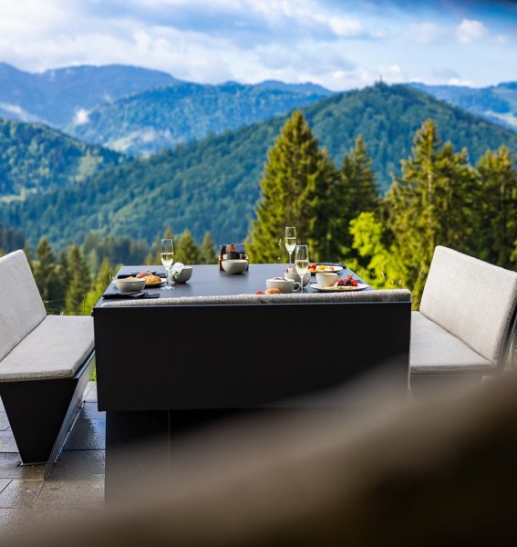 Blick auf einen gedeckten Tisch am Schwalbennest in Haubers Naturresort in Oberstaufen.