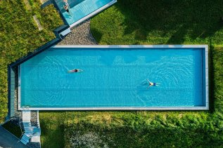 Blick auf den Außenpool in Haubers Naturresort in Oberstaufen.