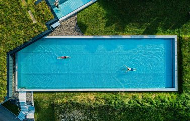 Blick auf den Außenpool in Haubers Naturresort in Oberstaufen.