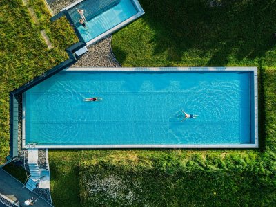 Blick auf den Außenpool in Haubers Naturresort in Oberstaufen.