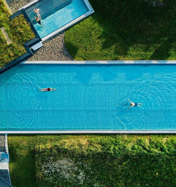 Blick auf den Außenpool in Haubers Naturresort in Oberstaufen.