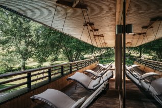 Schwebeliegen auf dem Balkon im Wellnessbereich im Naturhotel Chesa Valisa im Kleinwalsertal.