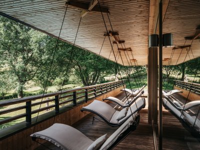 Schwebeliegen auf dem Balkon im Wellnessbereich im Naturhotel Chesa Valisa im Kleinwalsertal.