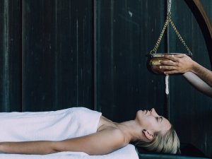 Eine Frau bei einer Massage im Naturhotel Chesa Valisa im Kleinwalsertal.