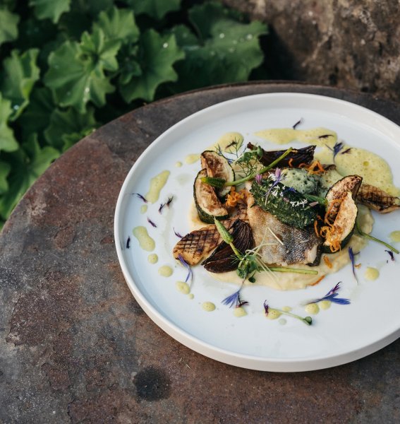 Eine ansprechend angerichtete Speise im Naturhotel Chesa Valisa im Kleinwalsertal.