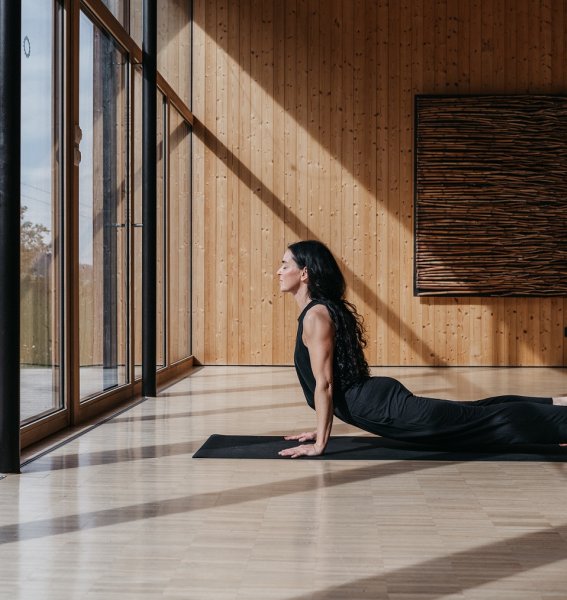 Eine Dame macht Yoga im Naturhotel Chesa Valisa im Kleinwalsertal.