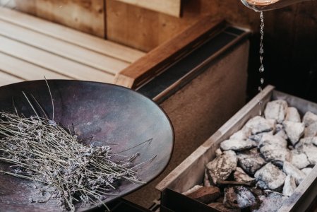 Ein Saunaaufguss im Naturhotel Chesa Valisa im Kleinwalsertal.