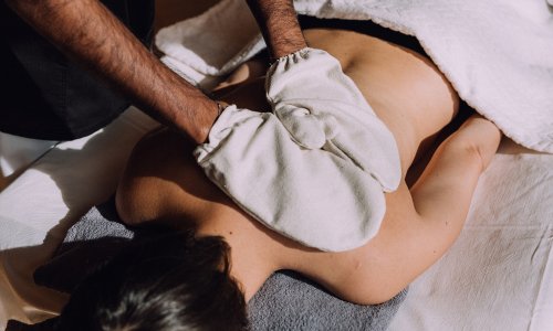 Ein Gast bei einer Massage im Naturhotel Chesa Valisa im Kleinwalsertal.