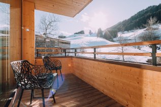 Ausblick vom Balkon im Winter im Naturhotel Chesa Valisa im Kleinwalsertal.