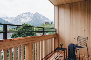 Ausblick vom Balkon im Naturhotel Chesa Valisa im Kleinwalsertal.