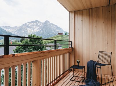 Ausblick vom Balkon im Naturhotel Chesa Valisa im Kleinwalsertal.