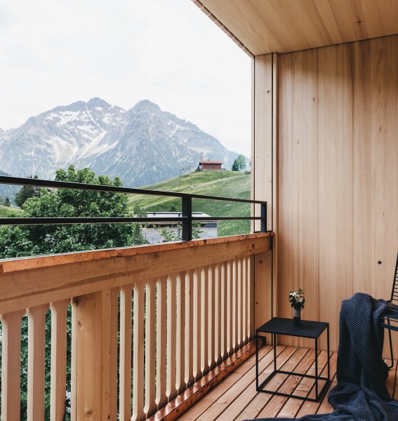 Ausblick vom Balkon im Naturhotel Chesa Valisa im Kleinwalsertal.