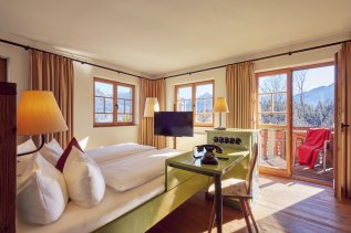 Einblick in ein Zimmer im Hotel Oberstdorf in Oberstdorf.