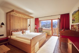 Einblick in ein Zimmer im Hotel Oberstdorf in Oberstdorf.