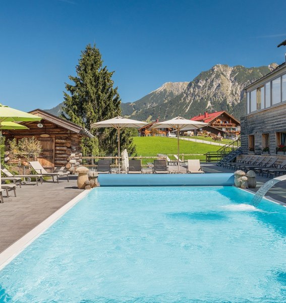 Hotel Oberstdorf Außenpool Blick auf den Außenpool im Hotel Oberstdorf in Oberstdorf.