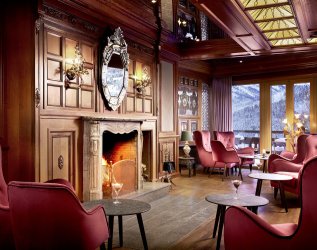 Einblick in die Kaminhalle im Hotel Prinz-Luitpold-Bad in Bad Hindelang.