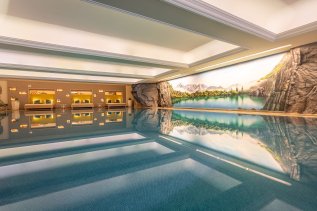 Blick auf den Innenpool im Hotel Franks in Oberstdorf.