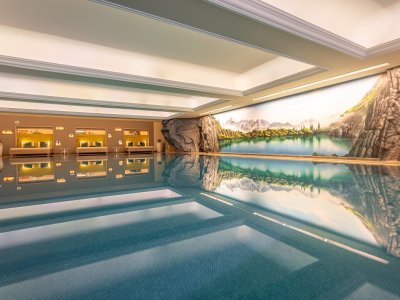 Blick auf den Innenpool im Hotel Franks in Oberstdorf.