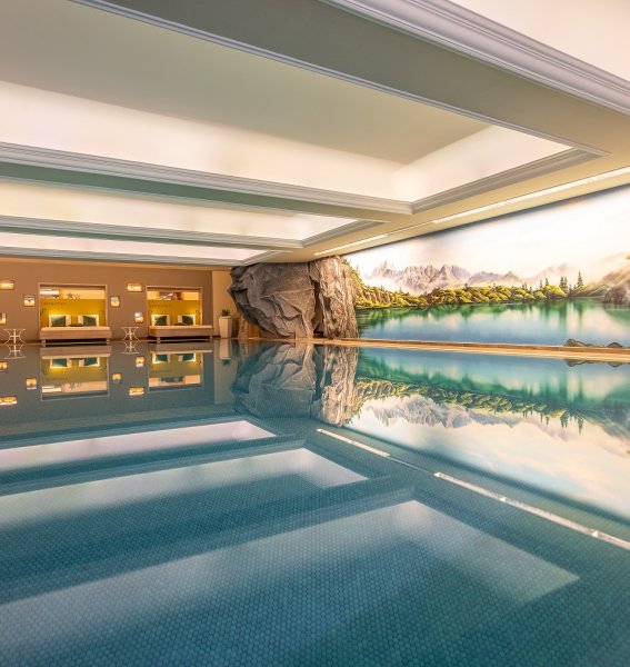 Blick auf den Innenpool im Hotel Franks in Oberstdorf.
