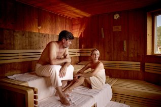 Gäste entspannen in der Sauna im Hotel Sommer in Füssen.