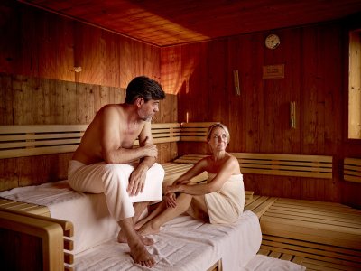 Gäste entspannen in der Sauna im Hotel Sommer in Füssen.