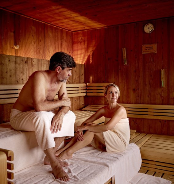 Gäste entspannen in der Sauna im Hotel Sommer in Füssen.