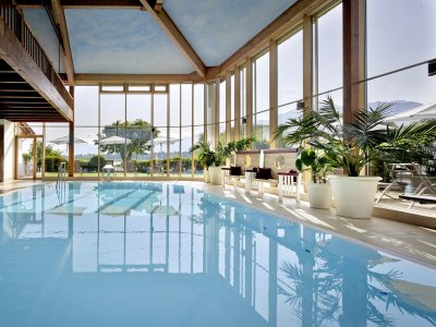 Blick auf den Innenpool im Hotel Sommer in Füssen.