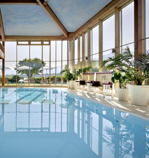 Blick auf den Innenpool im Hotel Sommer in Füssen.