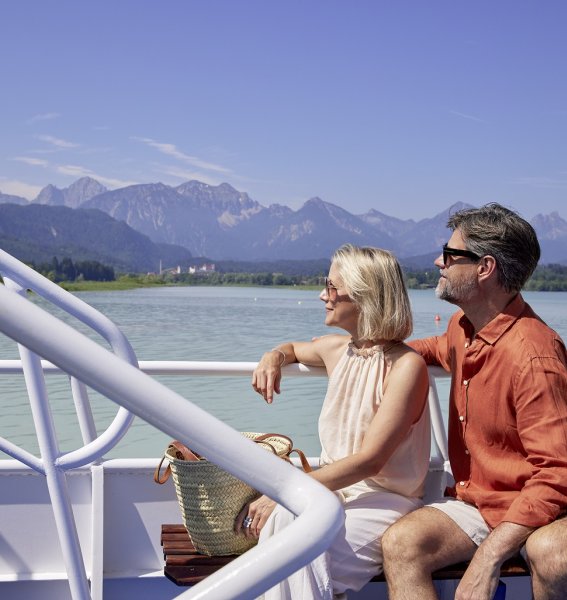 Gäste machen eine Schifffahrt auf dem Forggensee in Füssen in der Nähe des Hotels Sommer.