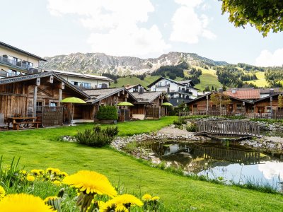 Die Außenansicht der Alpin Chalets Oberjoch im Frühling in Bad Hindelang.