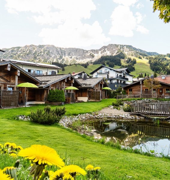 Die Außenansicht der Alpin Chalets Oberjoch im Frühling in Bad Hindelang.
