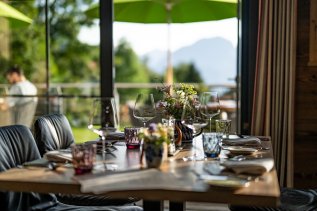 Einblick in das Restaurant in den Alpin Chalets Oberjoch in Bad Hindelang.