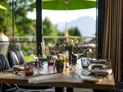 Einblick in das Restaurant in den Alpin Chalets Oberjoch in Bad Hindelang.