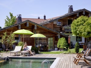 Blick auf den Außenpool in den Alpin Chalets Oberjoch in Bad Hindelang.