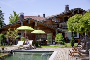 Blick auf den Außenpool in den Alpin Chalets Oberjoch in Bad Hindelang.