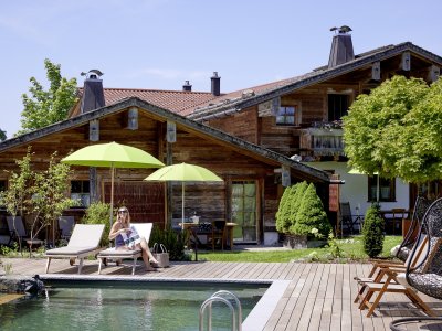 Blick auf den Außenpool in den Alpin Chalets Oberjoch in Bad Hindelang.